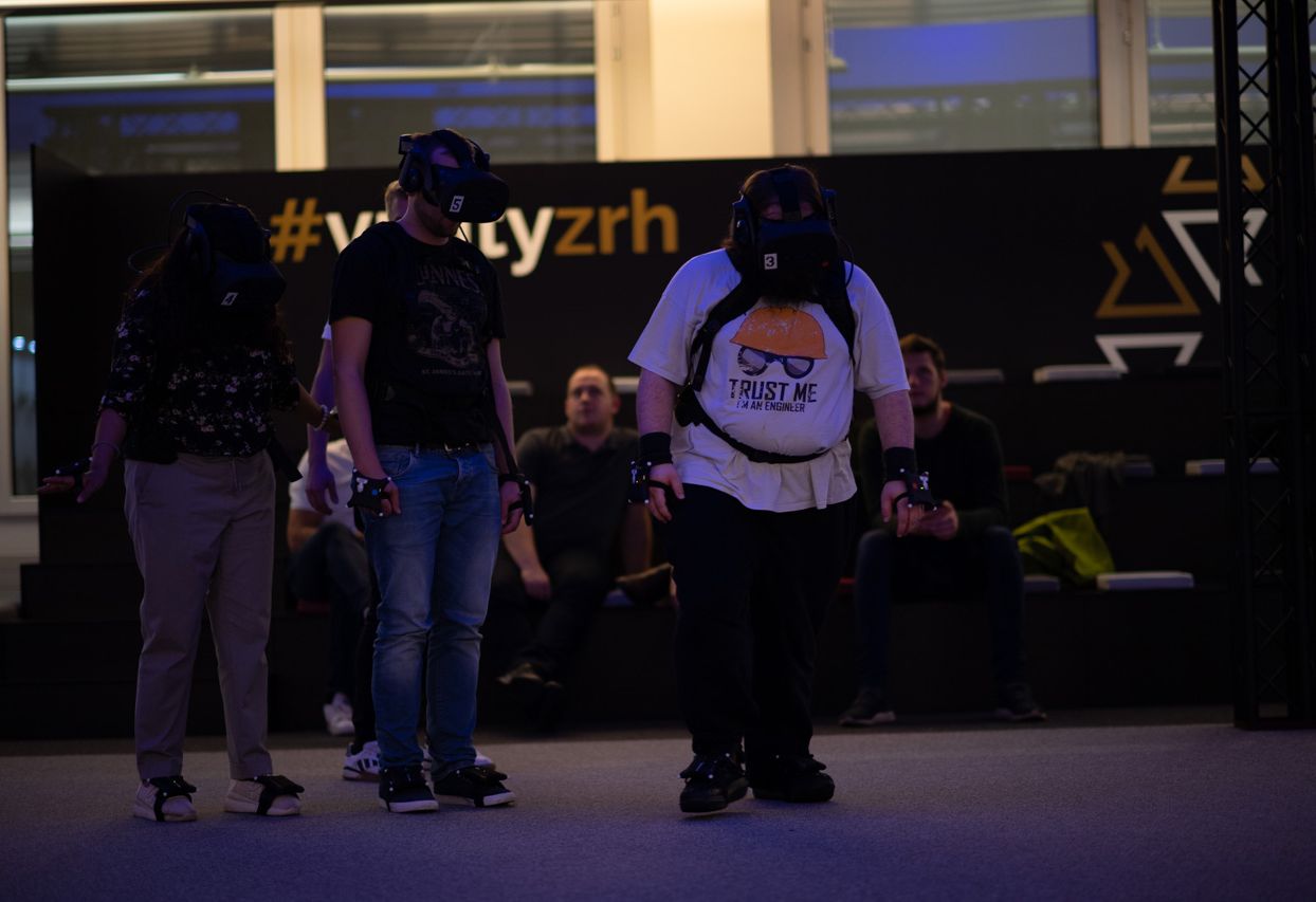 Freunde bei einem privaten Event bei VR City