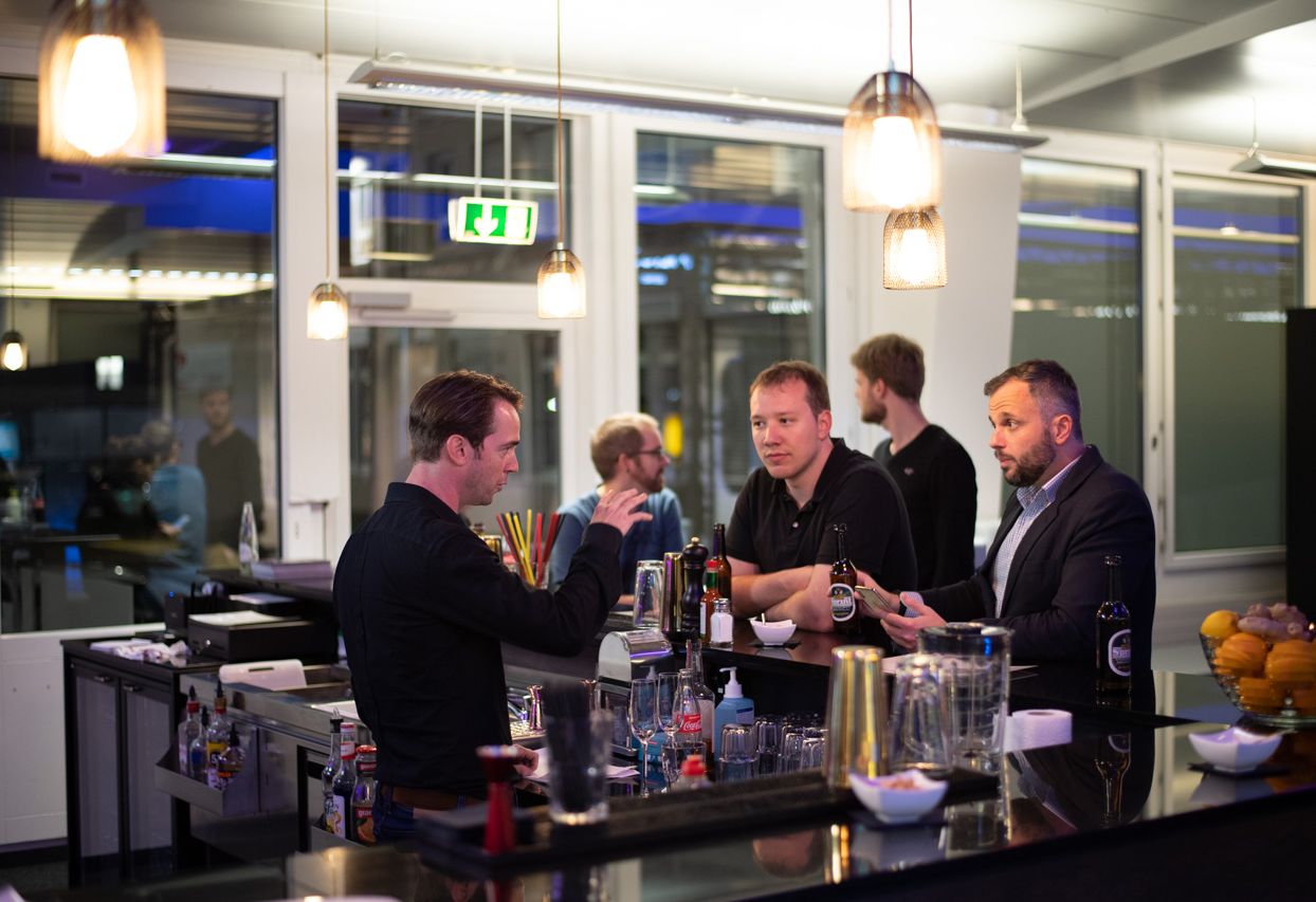 Freunde bei einem Polterabend bei VR City