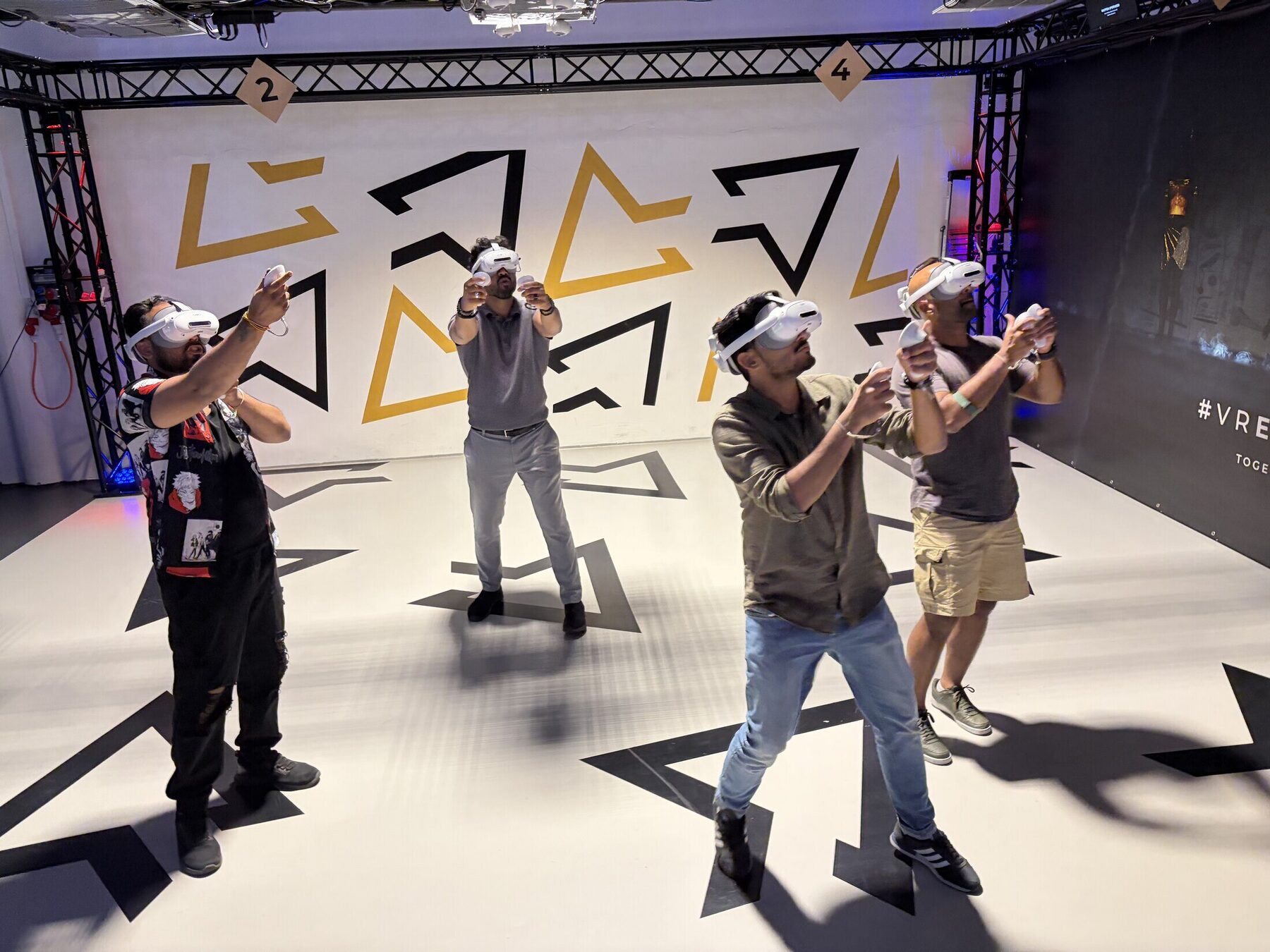 Freunde bei einem privaten Event in der VR City Zürich