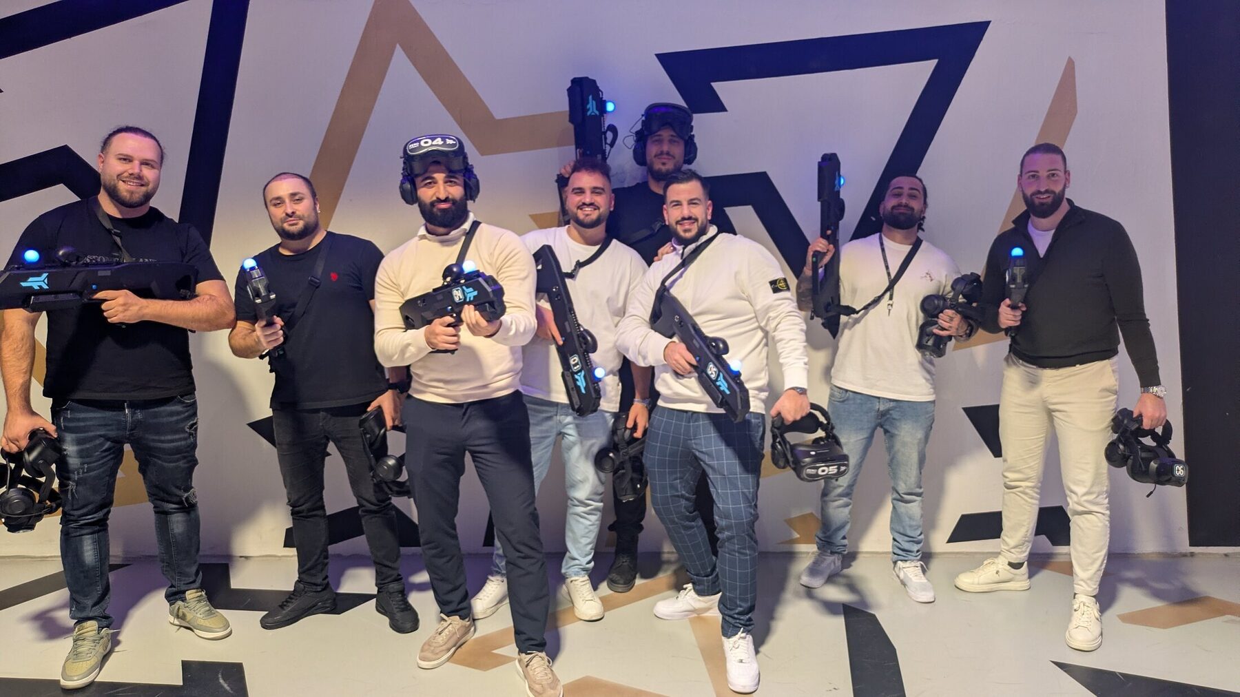 Freunde bei einem Polterabend in der VR City Zürich