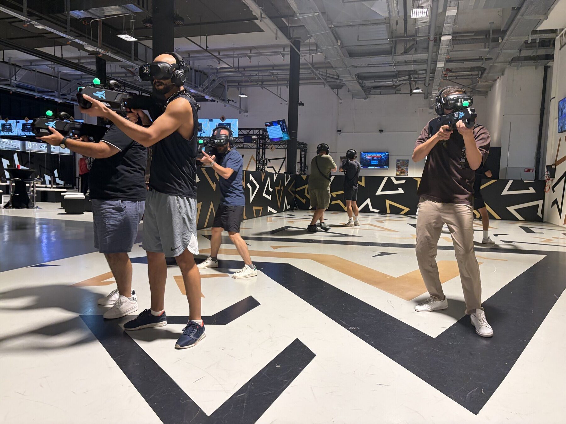 Freunde bei einem Polterabend bei VR City