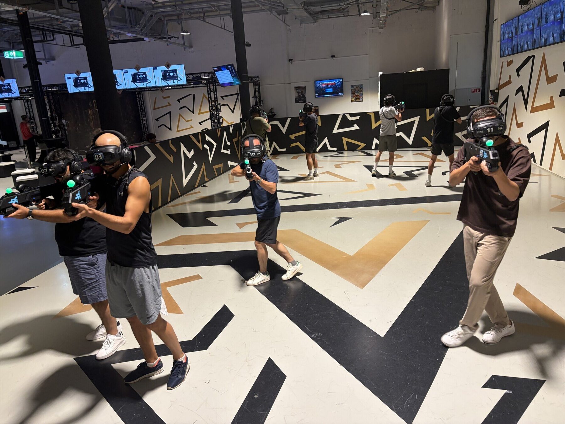 Freunde bei einem Polterabend bei VR City