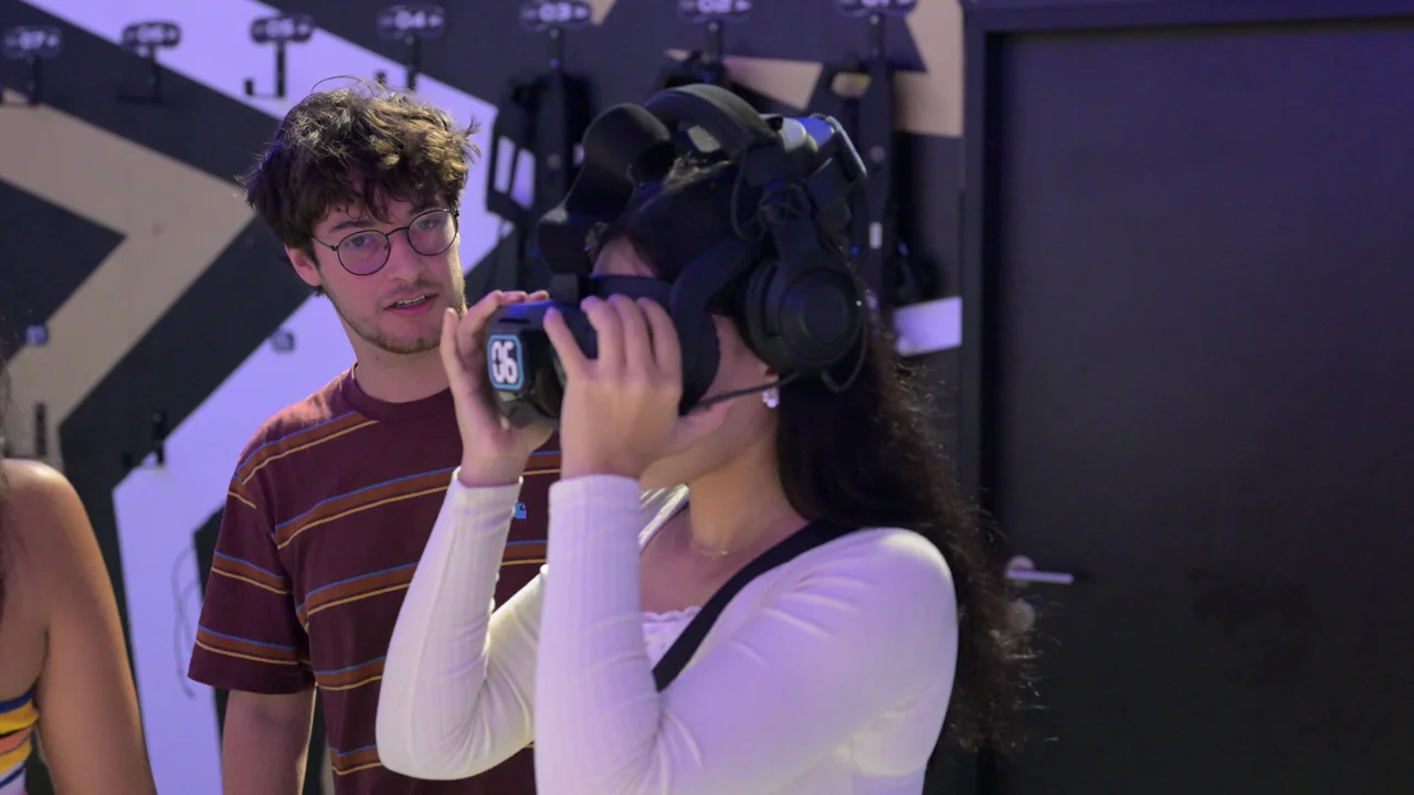 Ein Teammitglied wird bei VR City in die Nutzung eines VR-Headsets eingeführt