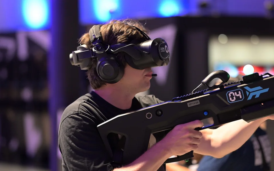 Spieler mit schwarzem VR-Headset zielt mit seinem Controller