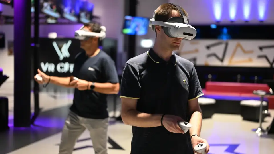 Zwei Erwachsene spielen VR bei VR City